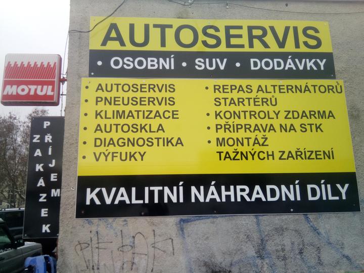 Žlutá cedule se seznamem prací u příjmu zakázek